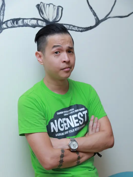 Bagi Ernest Prakasa, hidup sudah ada yang mengatur dan kasus yang menimpa Wayan Mirna adalah satu dari satu miliar. Ia juga tetap pada kebiasaannya mengonsumsi kopi tanpa harus takut. (Galih W. Satria/Bintang.com)