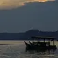 Orang-orang menggunakan kapal menyeberangi air di Iboih, taman pantai dan pariwisata yang populer di seberang teluk dari Sabang di pulau Weh, provinsi Aceh (6/10/2019). (AFP Photo/Chaideer Mahyuddin)