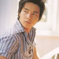 Meskipun sudah lama tak muncul di layar kaca, akan tetapi Won Bin tetap mempunyai penghasilan yang fantastis. Aktor berwajah tampan ini memang kerap membintangi iklan media cetak dan TV. (Foto: soompi.com)