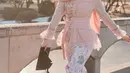 Kebaya lengan panjang tersebut semakin menarik dipadukan dengan belt yang memiliki siluet hanbok serta bawahan kain batik motif floral warna pastel. Ia juga mengenakan kerudung gaya meleyot warna pink. [@xavieraaputri]