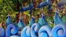 Peserta dari sekolah samba Perola Negra menari diatas mobil yang dihias secara unik untuk memeriahkan Karnaval Tahunan Brasil di Sao Paulo (5/2). (REUTERS/Paulo Whitaker)