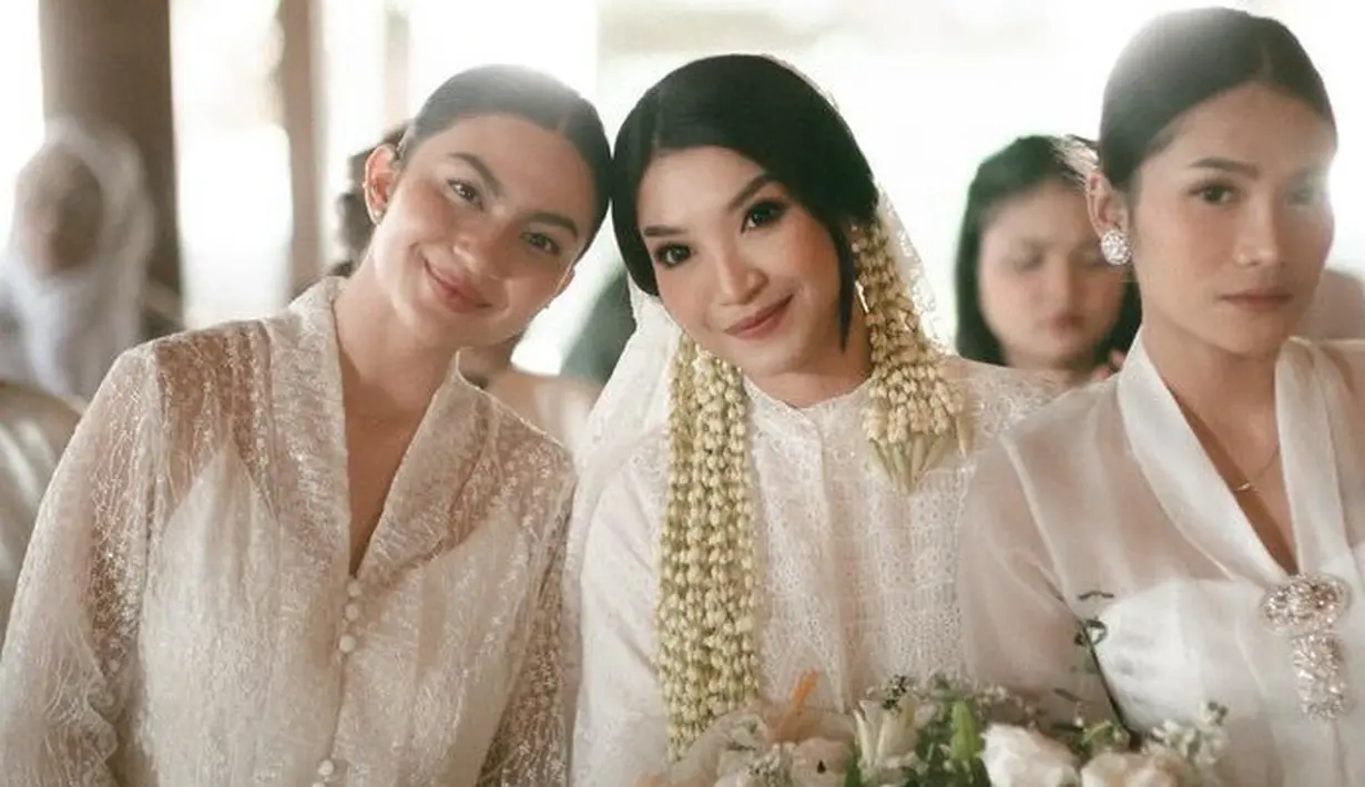 Ariel Tatum pun tampil dengan riasan wajah natural, meski begitu ia tetap memerlihatkan wajah glowingnya. [@eghadelatoya]