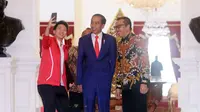 Pebulutangkis, Liliyana Natsir berswafoto dengan Presiden Joko Widodo dan Menpora Imam Nahrawi di Istana Merdeka, Jakarta, Selasa (29/1). Liliyana, yang telah memutuskan pensiun sebagai atlet bulu tangkis, berpamitan kepada Jokowi. (Liputan6.com/HO/Ran)