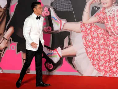 Aktor Hong Kong Andy Lau berjalan di karpet merah Hong Kong Film Awards di Hong Kong, (15/4). Hong Kong Film Awards digelar untuk yang ke 37 kalinya dan diberikan kepada insan perfilman. (AP Photo / Vincent Yu)