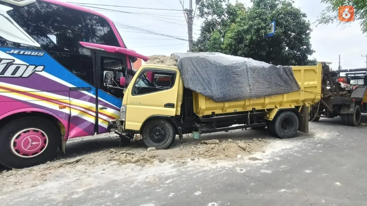 Bus Rombongan Peziarah Ditabrak Truk Pasir. (Sabtu, 14/12/2024). (Yandhi Deslatama/Liputan6.com).