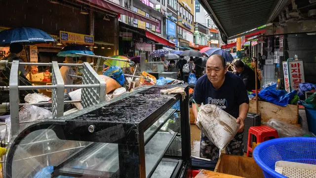 Bersih-Bersih Usai Banjir Parah di Seoul
