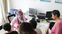 Dokter Bai Shufang di Tiongkok kenakan kostum opera tradisional lengkap dengan riasan wajah saat periksa pasien. (Oddcitycentral/Istimewa)