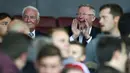 Mantan pelatih Manchester United, Alex Ferguson tersenyum saat menyaksikan laga Red Devils melawan Zorya Luhansk pada laga kedua Grup A Liga Europa di Old Trafford, Jumat (30/9/2016) dini hari WIB. (AP/Dave Thompson)