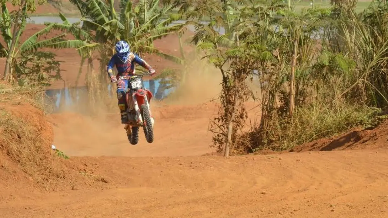 Mengendarai motor trail