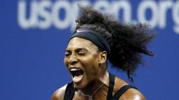 Ekspresi Serena Williams saat bertanding mellawan Bethanie Mattek-Sands dalam Turnamen Tenis As Terbuka 2015 di New York, AS. (4/9/2015). (Reuters/Shannon Stapleton)