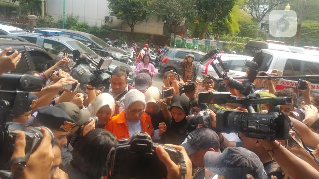 Ratna Sarumpaet menjalani pemeriksaan kesehatan di Biddokes Polda Metro Jaya.