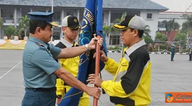 Citizen6, Tanjung Priok: Pangkolinlamil Laksda TNI S.M. Darojatim melepas kontingen olahraga Kolinlamil yang akan berlaga dalam Pekan Olahraga TNI AL Wilayah Barat (Porwilbar) 2012, Kamis, (31/05). (Pengirim: Dispenkolinlamil)