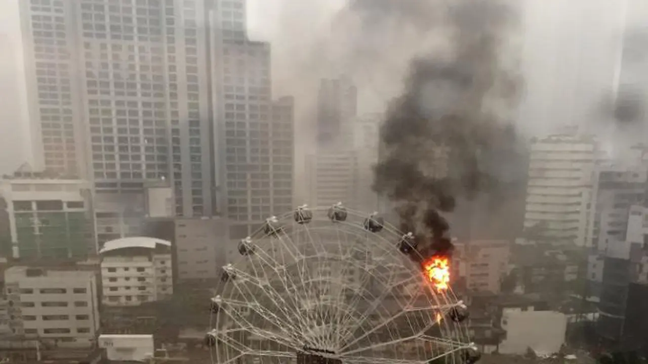 Taman Hiburan 'Planet Dinosaurus' Bangkok Terbakar