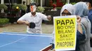 Seorang aktivis mengenakan topeng Setya Novanto saat menggelar aksi di depan gedung KPK, Jakarta, Rabu (18/10). Melalui parodi itu mereka menyindir penanganan kasus korupsi e-KTP yang diduga melibatkan Setya Novanto.  (Liputan6.com/Angga Yuniar)