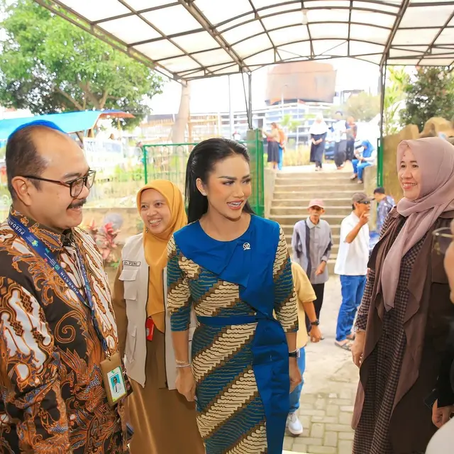 Model Batik Ala Kris Dayanti yang Simpel
