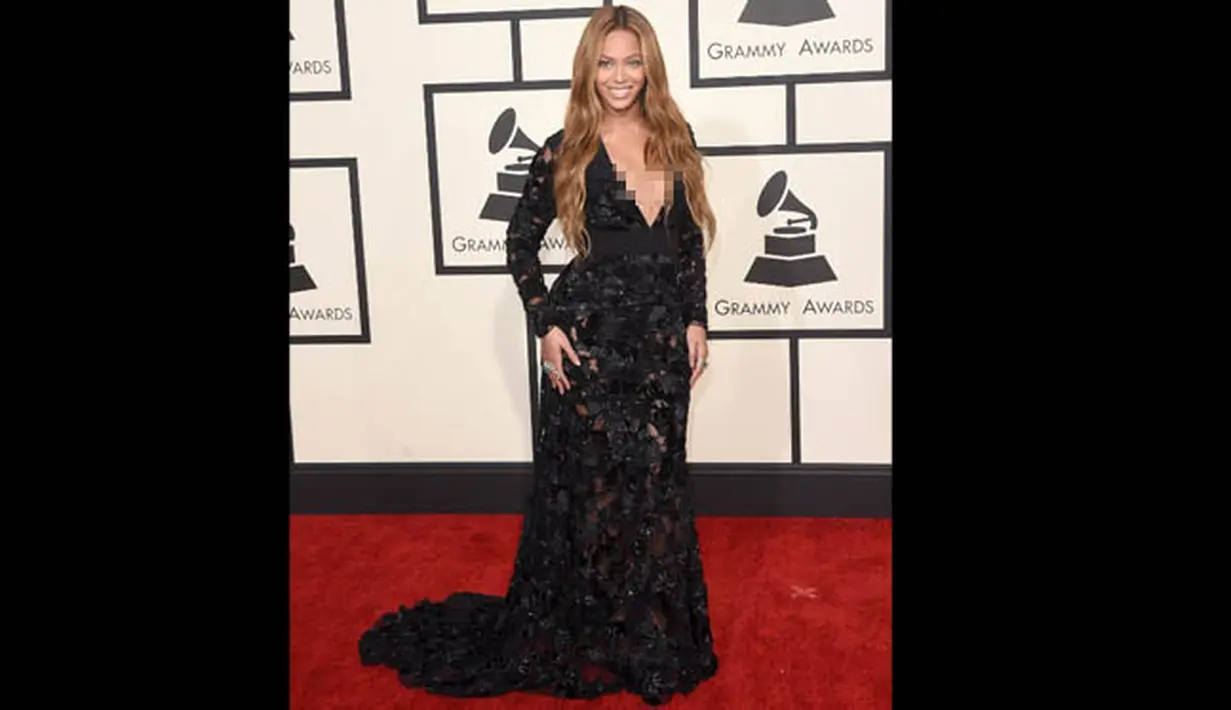Beyonce Knowles tampak seksi dengan gaun hitamnya saat menghadiri ajang Grammy Awards ke-57 di Staples Center, Los Angeles, AS, Minggu (8/2/2015). (Jason Merritt/Getty Images/AFP)