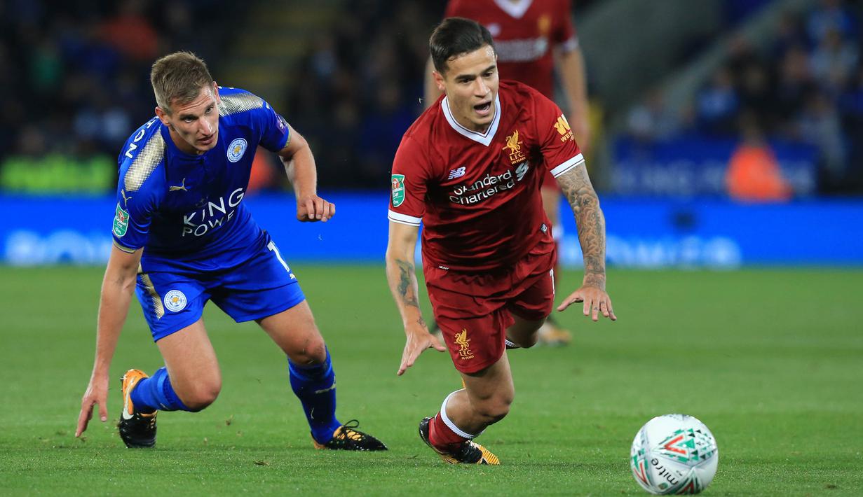 Gelandang Liverpool, Philippe Coutinho, dijatuhkan gelandang Leicester, Marc Albrighton, pada laga Piala Liga di Stadion King Power, Leicester, Selasa (19/9/2017). Leicester menang 2-0 atas Liverpool. (AFP/Lindsey Parnaby)
