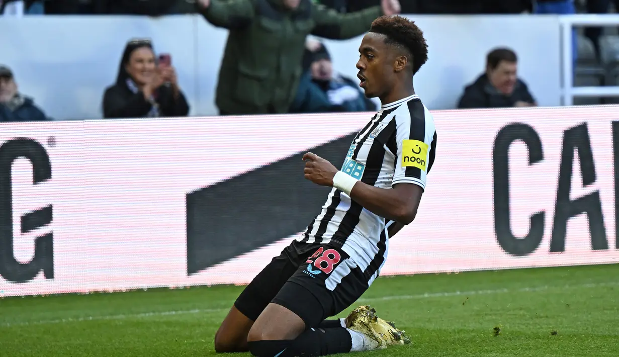 Selebrasi gelandang Newcastle United, Joe Willock setelah menjebol gawang Manchester United pada laga Liga Inggris 2022/2023 di St James' Park, Newcastle (2/4/2023). Hanya absen satu kali dari total 33 laga Newcastle United di Liga Inggris musim 2022/2023, penampilan Joe Willock bersinar mulai pertengahan musim dengan menyumbang beberapa assist yang jadi penentu kemenangan. Hingga kini ia telah mmbuat 6 assist dan 3 gol. (AFP/Oli Scarff)