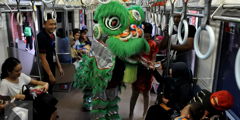 20160207-Aksi Barongsai Hibur Para Penumpang KRL di Stasiun Kota