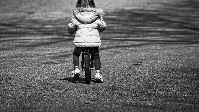 Ilustrasi Anak Bersepeda (Sumber: MabelAmber/pixabay.com)