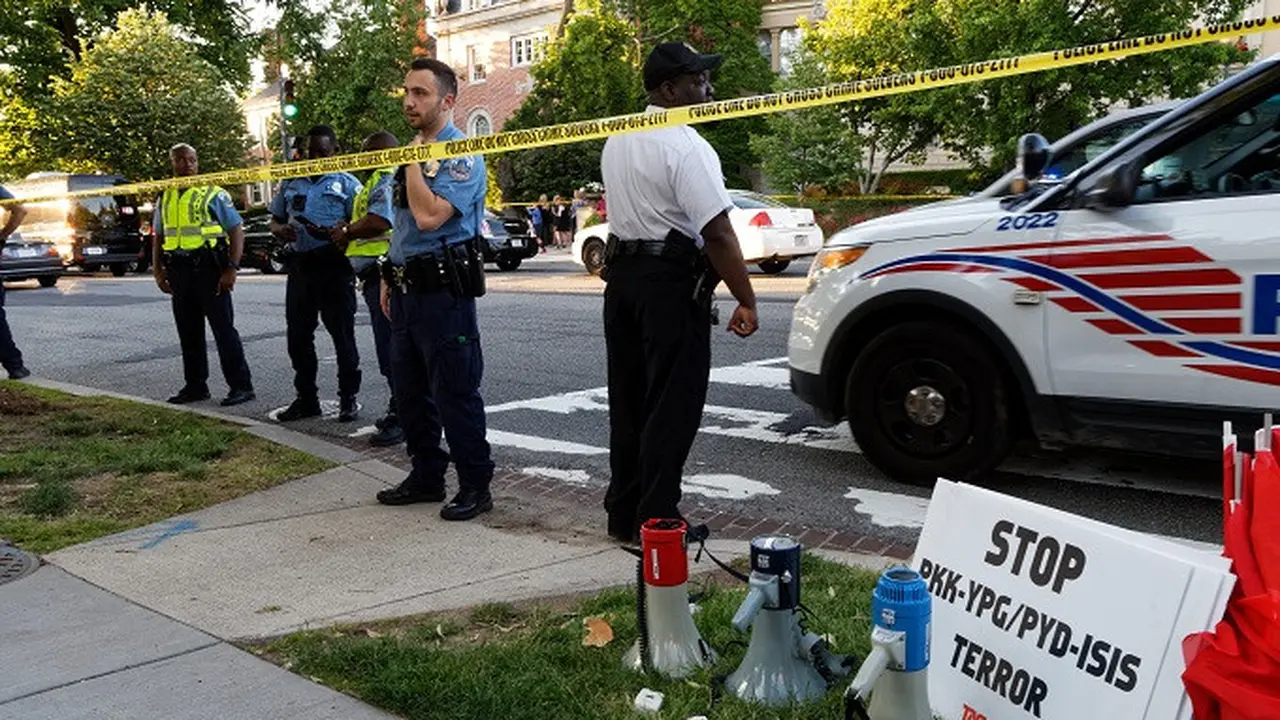 Polisi mengamankan lokasi di luar kediaman dubes Turki di Washington, AS, di tengah lawatan Presiden Recep Tayyip Erdogan