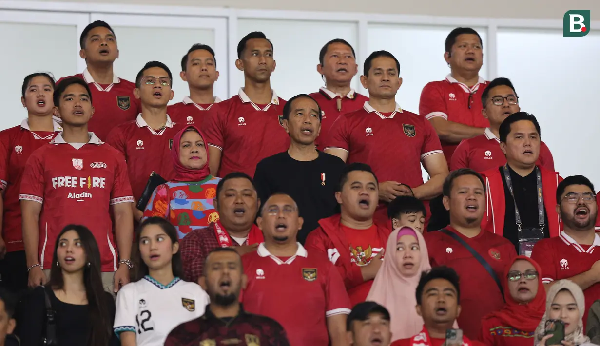 Presiden Jokowi (tengah) berdiri untuk menyanyikan lagu Indonesia Raya sebelum laga Kualifikasi Piala Asia U-23 2024 antara Timnas Indonesia U-23 melawan Turkmenistan di Stadion Manahan, Solo, Selasa (12/09/2023). (Bola.com/Arief Bagus)