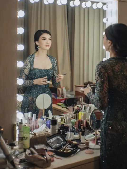 Kebaya yang memiliki model hearts neck ini pun dipadukan bawahan kain batik lilit yang serasi dengan selendangnya. Ia pun nampak mengenakan aksesori anting-anting. (@ralineshah)