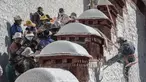 Para pekerja mengecat tembok Istana Potala dalam rangka renovasi tahunan kompleks arsitektur kuno tersebut di Lhasa, ibu kota Daerah Otonom Tibet, China barat daya, pada 28 Oktober 2020. (Xinhua/Sun Fei)
