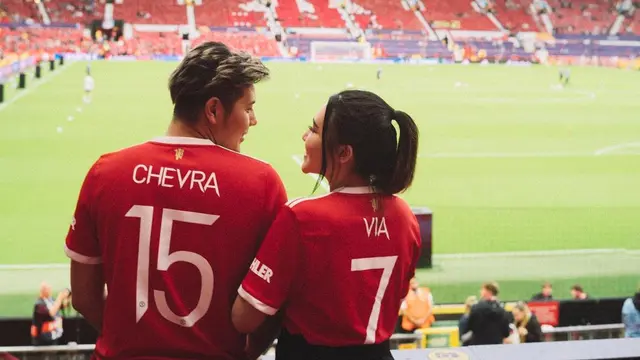 Via Vallen dan Chevra Yolandi bulan madu ke Inggris (Foto: Instagram viavallen/moirephoto)