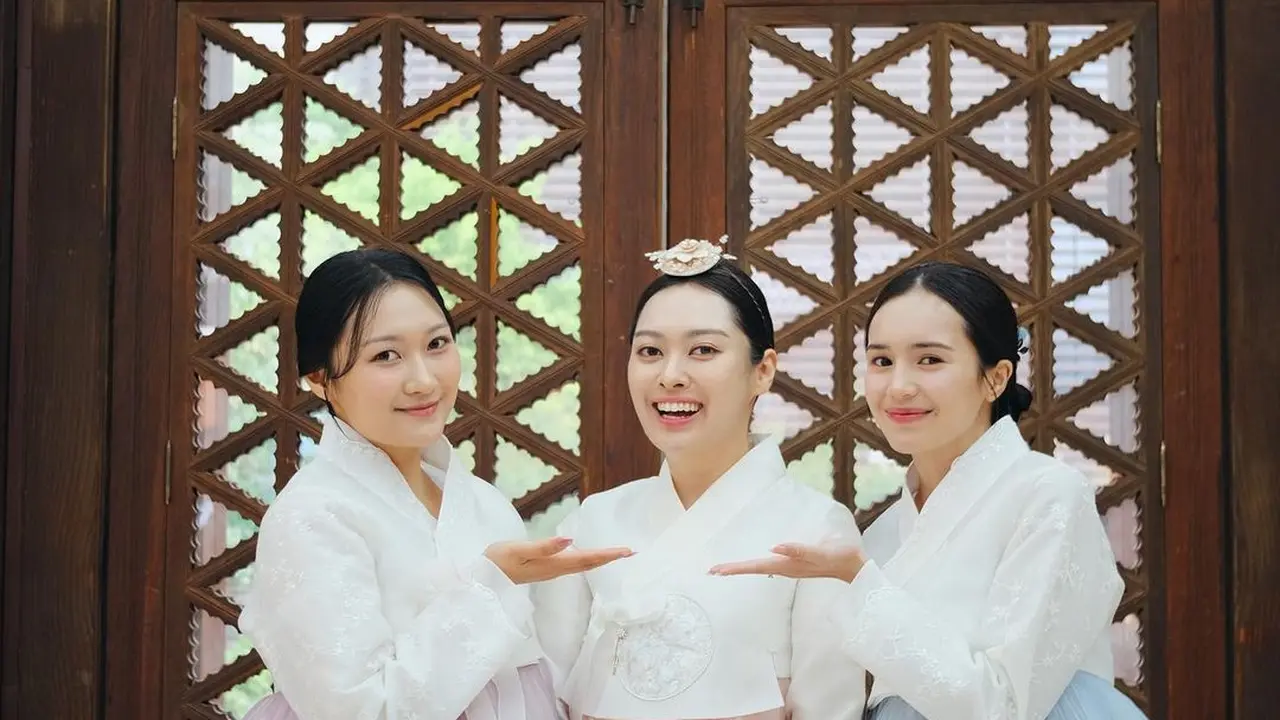 6 Pesona Menawan Beby Tsabina dan 2 Calon Kakak Iparnya Dibalut Hanbok, Vibesnya bak Putri-putri Era Joseon