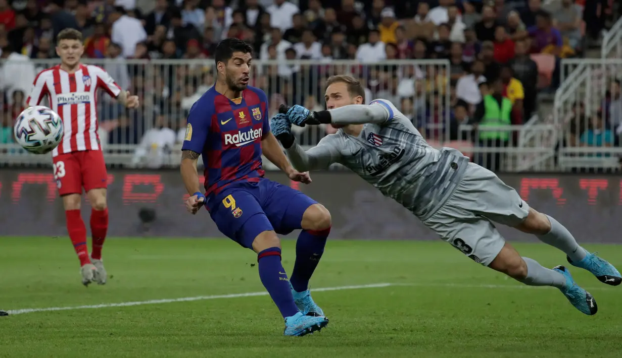 Kiper Atletico Madrid Jan Oblak melakukan penyelamatan dari serangan striker Barcelona, Luis Suarez pada laga semifinal Piala Super Spanyol di King Abdullah Sports City, Jeddah, Kamis (9/1/2020). Barcelona harus menjalani pertandingan yang dramatis saat kalah 2-3 dari Atletico. (AP/Hassan Ammar)
