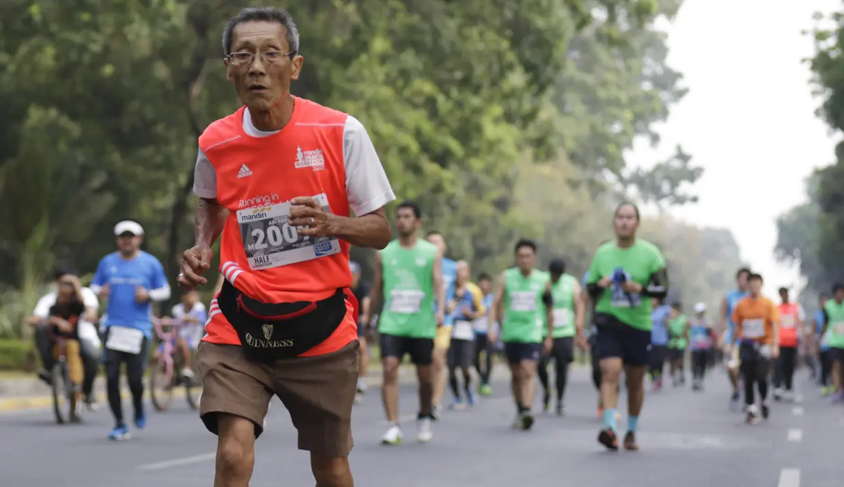 Tidak hanya anak muda, ajang lari Mandiri Jakarta Marathon 2015 juga diikuti beberapa kalangan lanjut usia. (Bola.com/Vitalis Yogi Trisna)