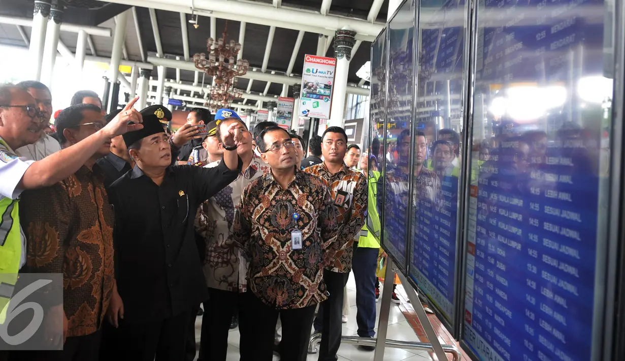 Ketua DPR Ade Komarudin bersama Komisi V DPR saat berkunjung ke Bandara Seokarno Hatta, Banten, Rabu (29/6). Kunjungan tersebut melihat kesiapan pemerintah dalam melayani transportasi pemudik. (Liputan6.com/Johan Tallo)