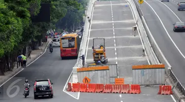 Pembangunan jalan layang (fly over) di Jalan Gatot Subroto, tepatnya di Perempatan Kuningan, Jakarta Selatan, mulai rampung, Jakarta, Minggu (27/12/2015). (Liputan6.com/Helmi Afandi) 