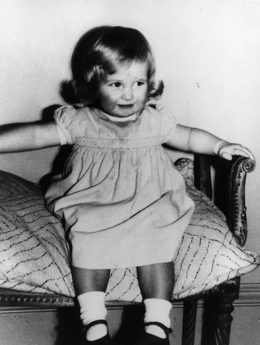 Kalau ini foto Princess Diana yang diambil pada 1963 saat ia berulang tahun ke dua di Sandrigham, Norfolk. (Cosmopolitan)