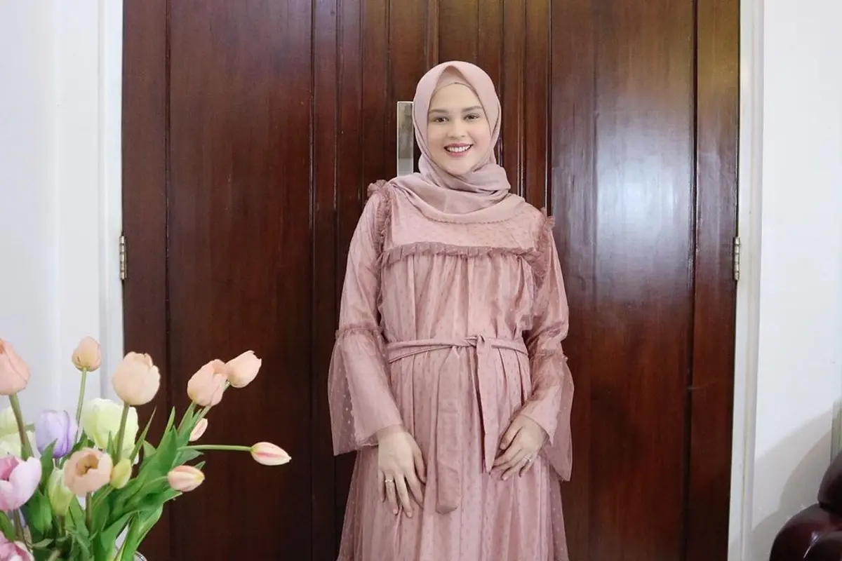 6 Potret Terbaru Cut Meyriska Usai Melahirkan, Curi Perhatian