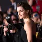 Ekspresi Emma Watson saat berada di karpet merah menghadiri pemutaran perdana film Beauty and the Beast di El Capitan Theatre, di Hollywood, Los Angeles, California (2/3). (AFP Photo / Valerie Macon)