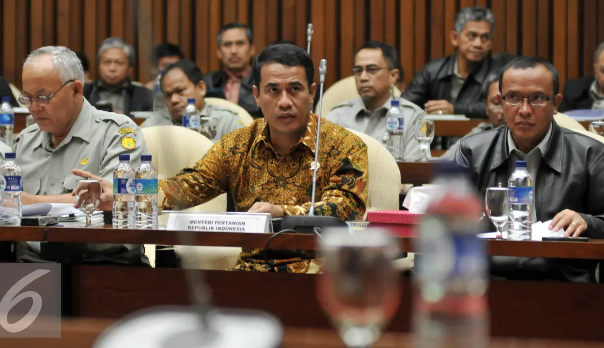 Mentan, Amran Sulaiman mendengarkan saat raker dengan Komisi IV DPR, di Kompleks Parlemen, Jakarta, Kamis (14/4). Rapat membahas RUU Prioritas dalam Prolegnas, Evaluasi Kinerja dan Serapan anggaran triwulan I Tahun 2016. (Liputan6.com/Johan Tallo)