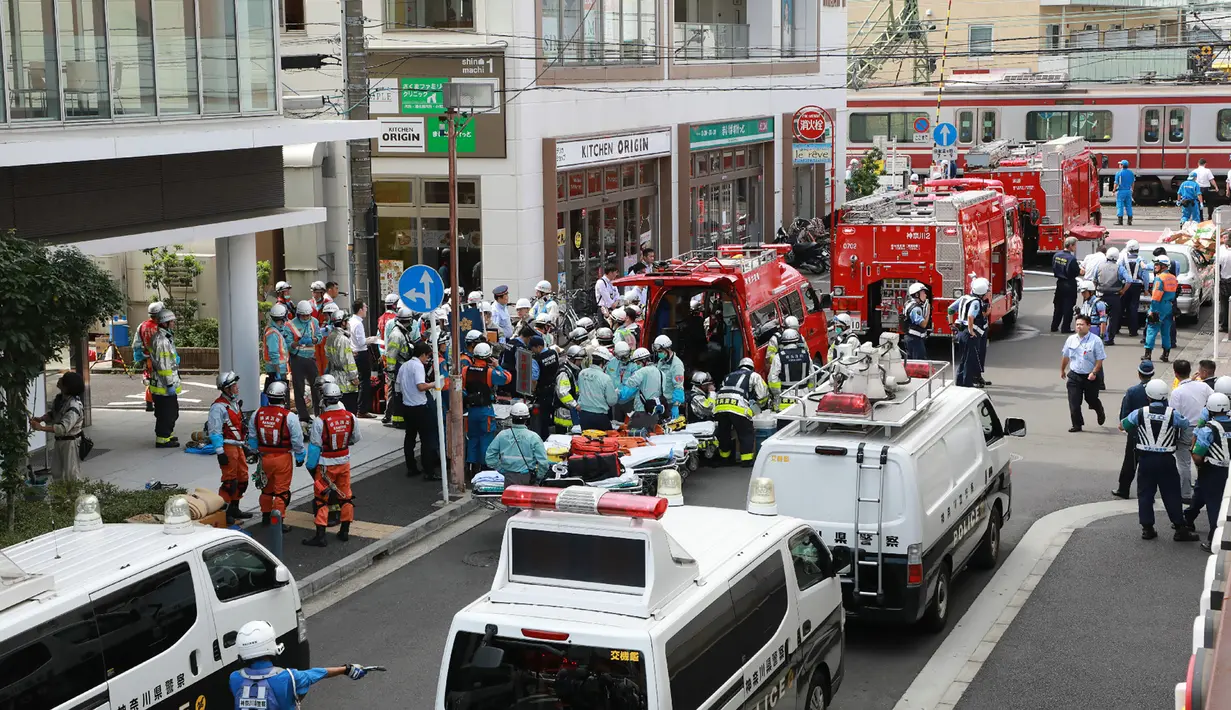 Mobil pemadam kebakaran dan petugas penyelamat berkumpul dekat lokasi kecelakaan kereta menabrak truk di Yokohama, Prefektur Kanagawa, Jepang, Kamis (5/9/2019). Otoritas setempat, termasuk Kementerian Transportasi, menyatakan sedang menyelidiki penyebab kecelakaan ini. (Kazuhiro NOGI/AFP)