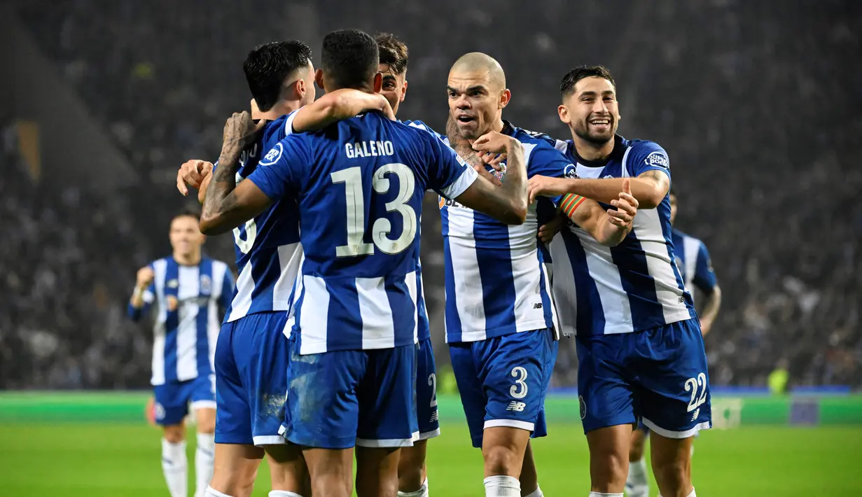 Pemain FC Porto merayakan gol yang dicetak oleh Pepe setelah mencetak gol ke gawang Shakhtar Donetsk pada laga Liga Champions di Stadion Dragao, Portugal, Kamis (14/12/2023). Gol itu semakin mempertajam rekornya sebagai pemain tertua yang mencetak gol di Liga Champions. (AFP/Miguel Riopa)