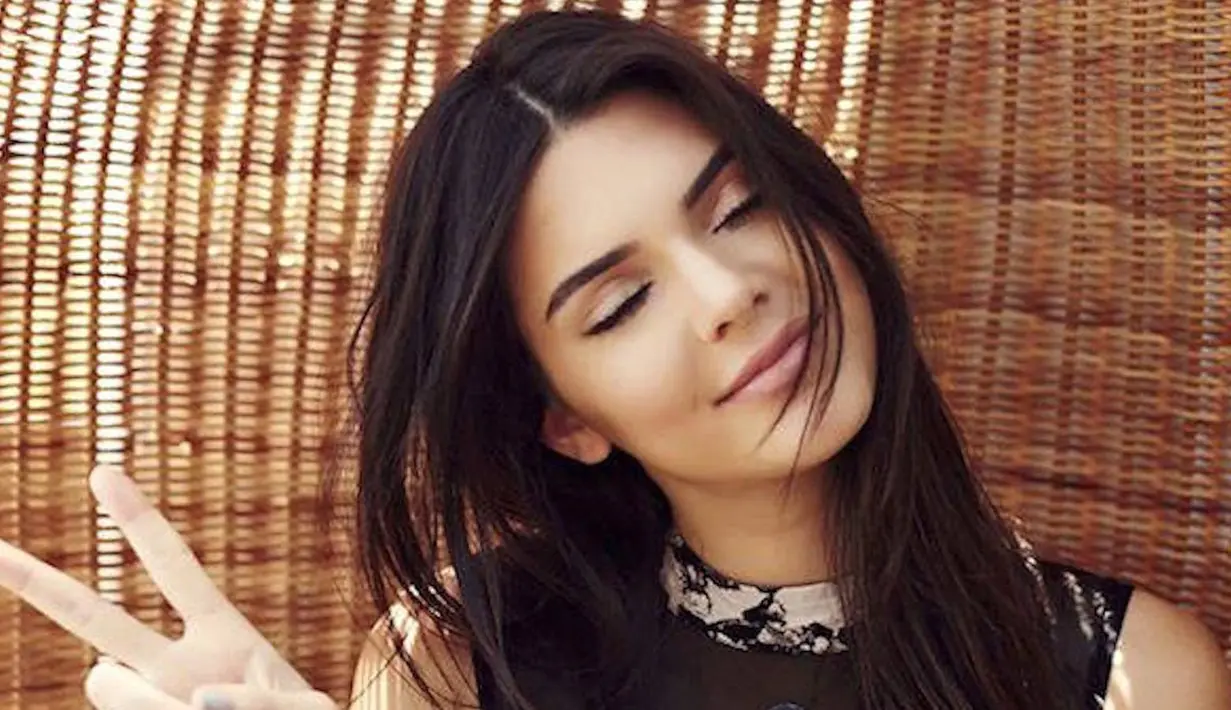 Kendall Jenner tak ingin jatuh ke lubang yang sama dengan saudaranya karena memacari pemain basket. (Galore Mag)