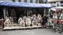 Pedagang parsel menunggu pembeli di kawasan Cikini, Jakarta, Selasa (29/12/2020). Untuk saat ini, pedagang menjual parsel mulai dari Rp 150.000 hingga Rp 2 juta per buah, tergantung permintaan dan kerumitan pembuatan. (merdeka.com/Iqbal S. Nugroho)