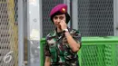 Prajurit wanita TNI berpose di depan gerbang masuk Stadion GBK Jakarta, Minggu (24/1/2016). TNI mengerahkan prajurit wanita untuk memberi rasa aman dan nyaman bagi para suporter perempuan. (Liputan6.com/Helmi Fithriansyah)
