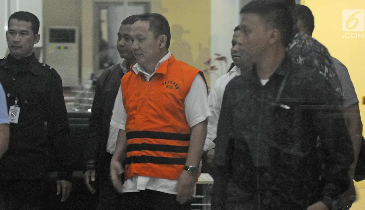 Bupati Halmahera Timur Rudy Erawan menggunakan rompi tahanan usai menjalani pemeriksaan di KPK, Jakarta, Senin (12/2). KPK resmi menahan Rudy Erawan sebagai tersangka kasus dugaan suap proyek di Kementerian PUPR 2016. (Liputan6.com/Herman Zakharia)