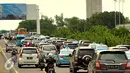 Suasana arus lalu lintas di sepanjang ruas jalan tol Bandara Soekarno Hatta, Cengkareng, Tangerang, Rabu (24/12). Meningkatnya penumpang pada Natal dan Tahun Baru tahun ini membuat kemacetan di Terminal 1 dan 2. (Liputan6.com/Faisal R Syam)