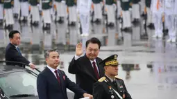 Presiden Korea Selatan Yoon Suk Yeol melambaikan tangan pada peringatan ke-75 Hari Angkatan Bersenjata Korea di Seongnam pada tanggal 26 September 2023. (KIM HONG-JI/POOL/AFP)