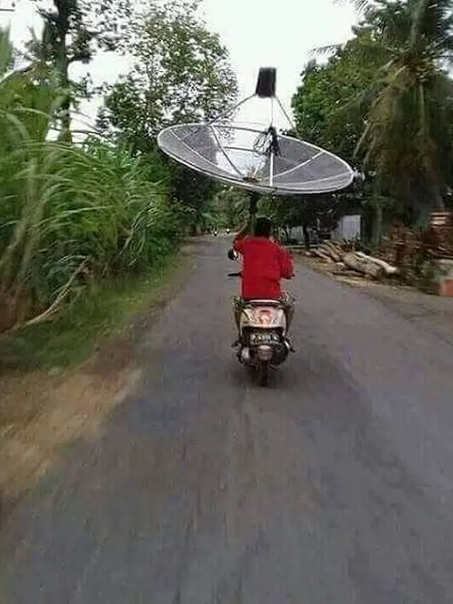 Kelewat Maksa, Aksi Kocak Sepeda Motor Angkut Barang Besar Bikin Ngakak