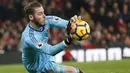 Kiper Manchester United, David de Gea, berusaha menghalau bola saat melawan Arsenal pada laga Liga Inggris di Stadion Emirates (2/12/2017). (AFP/Ian Kington)
