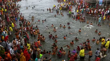 Umat Hindu berdoa sambil berdiri di sungai Godavari selama Festival Pitcher di Nashik, India, (28/8/2015). Ratusan ribu umat Hindu mengambil bagian dalam perayaan keagamaan yang diadakan setiap 12 tahun sekali. (REUTERS/Danish Siddiqui)