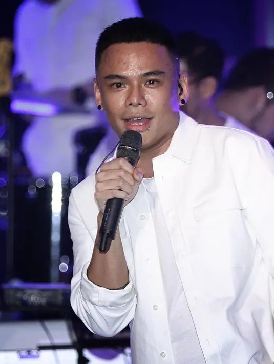 "Kalau yang pertama original, ini remixnya. Karena saya menggandeng 6 remixer sekaligus produser juga. Salah satunya ada DJ dari Belanda juga," kata Teza Sumendra di Kuningan City, Jakarta Selatan, Rabu (30/11/2016) malam. (Deki Prayoga/Bintang.com)